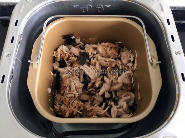 把内胆放入面包机里，选择肉松键静等，大约1个半小时就好了。