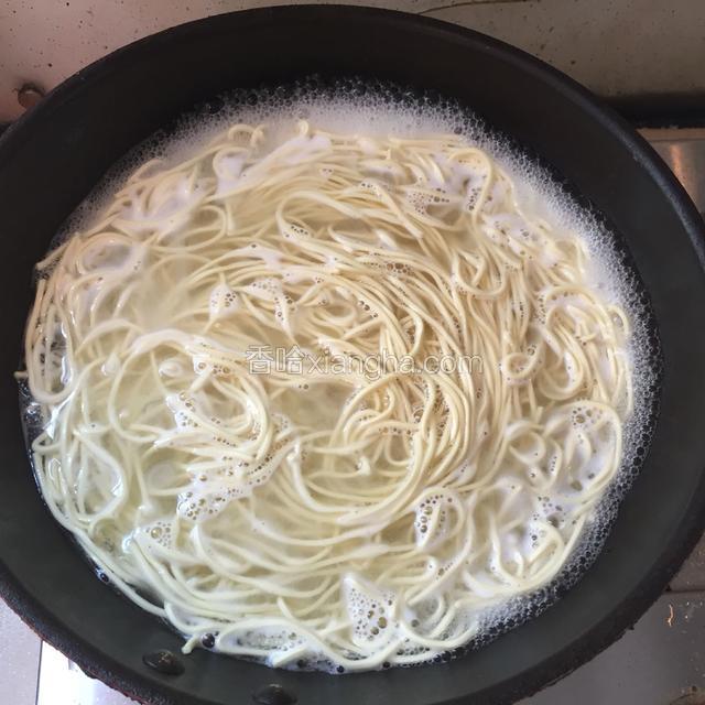 加入面煮熟