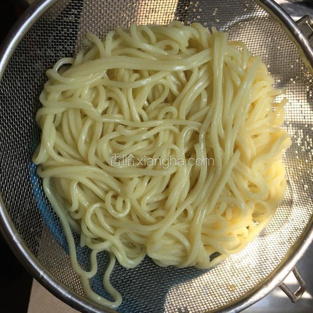 煮好的面过冷水并控水备用