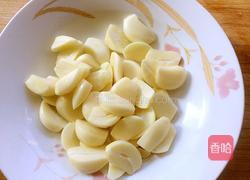 大蒜炒肉片的做法图解1