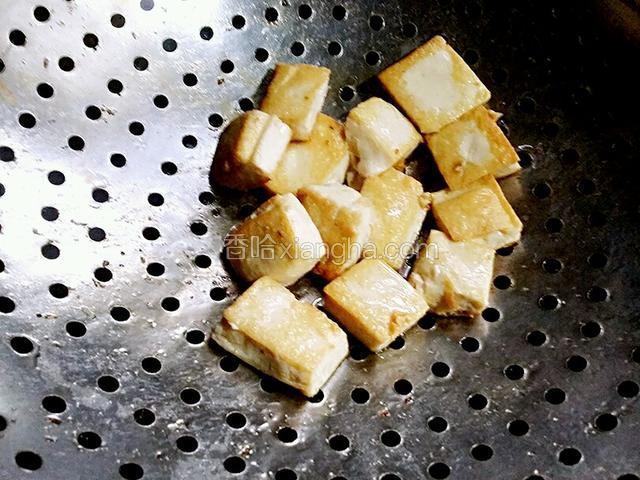 两面都煎黄，把豆腐捞出沥油备用