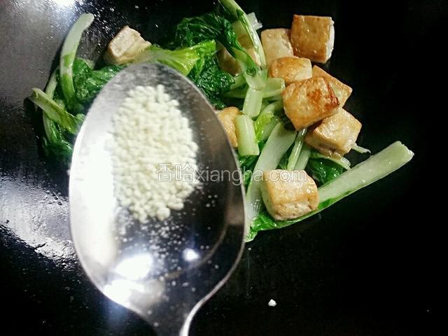 中火炒一分钟后，改小火加鸡精两克，炒均匀出锅装盘，这道菜就完成了
