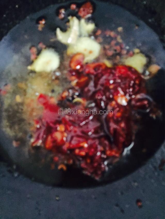 加入第三勺的时候赶紧翻炒，我在拍照，用的是小火，不然就算是不粘锅也会糊锅底的
