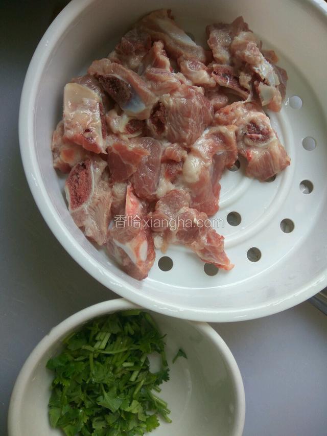 排骨斩件(我是叫卖猪肉斩的)，洗净，香菜切沫备用