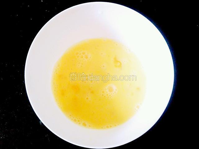 把鸡蛋磕入碗里，用筷子搅拌成蛋液备用。