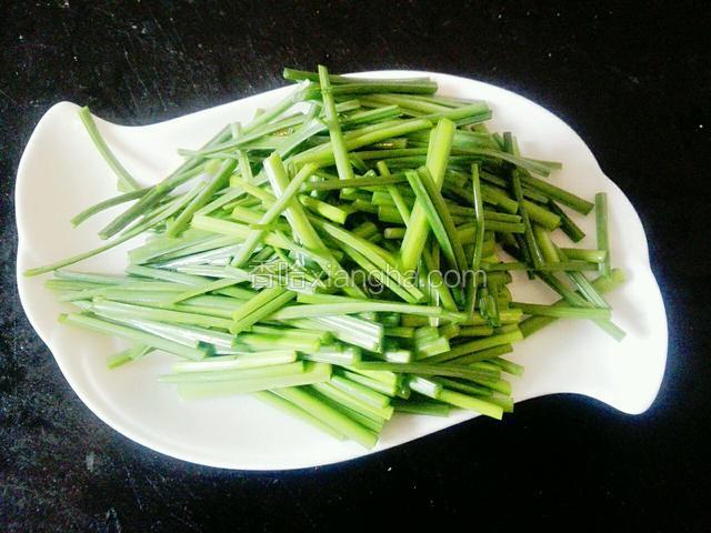 把韭苔切成段，放盘子里备用。