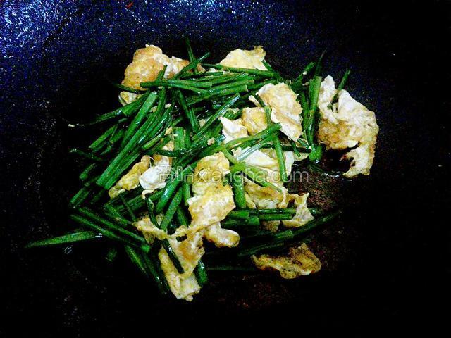 把炒好的鸡蛋倒入锅里，继续翻炒一分钟，加入盐，即可出锅食用。