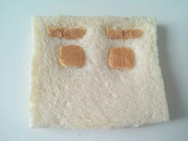 剪两个圆片，牢牢的按在土司片上作为眼睛。