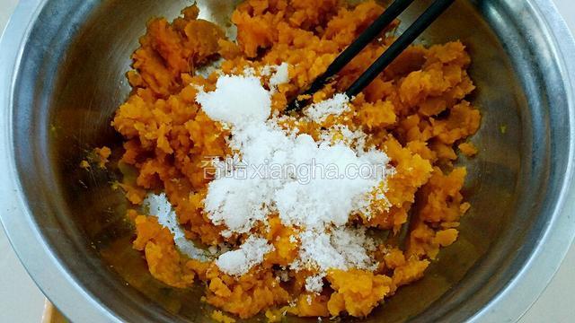 加入白糖拌匀至白糖融化。