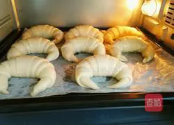 Illustration of how to make croissants 16