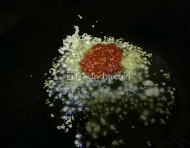 热油锅下蒜蓉爆香，加入豆瓣酱搅拌均匀爆香