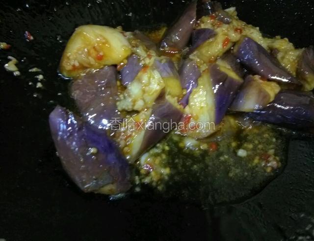 下蒸熟的茄子入锅翻炒均匀，给盐，鸡精，翻炒一下出锅