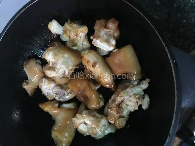 倒入猪蹄翻炒至完全上色