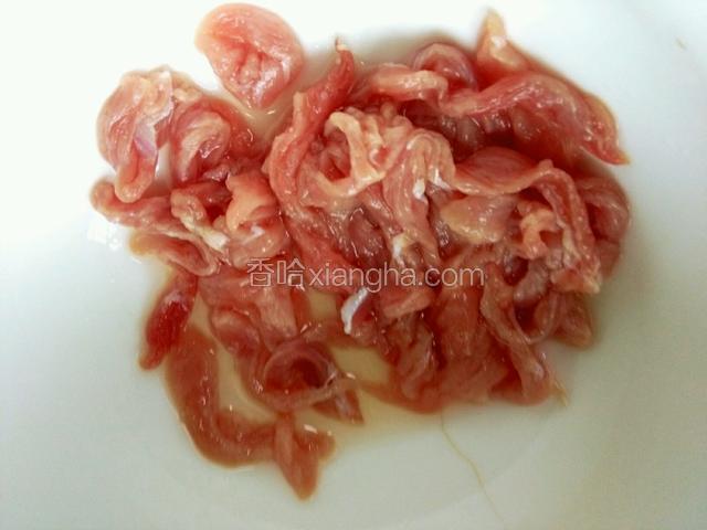 肉切丝提前放盐和黄酒腌制十五分钟，这样可以使肉丝更嫩