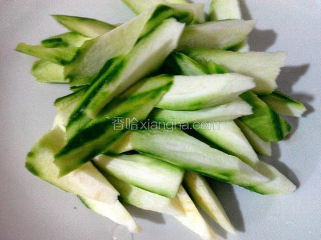 丝瓜去皮清洗干净、切块