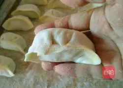 Illustration of how to make cabbage and fungus dumplings 9