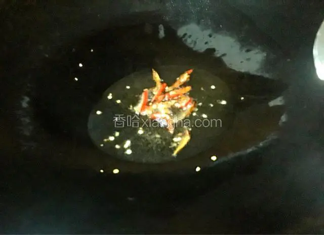 锅里倒入少许油烧热放入辣椒圈煸炒出香味关火