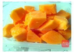 鲜榨木瓜牛奶的做法图解2