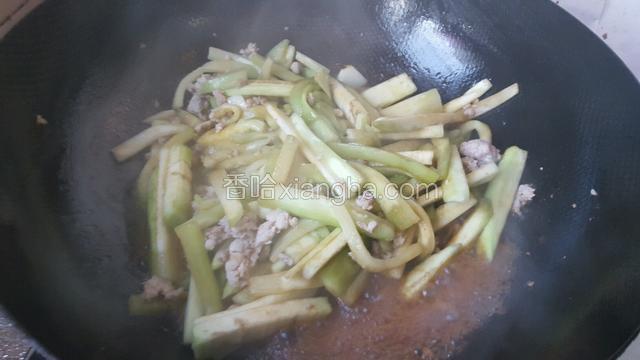 倒入漂亮的味达美，盐！