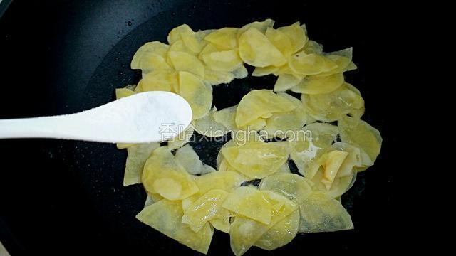 再调入少许的盐翻炒均匀。