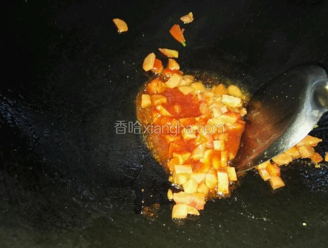 净锅放适量油下入西红柿和火腿肠小炒调入适量盐、番茄酱和生抽