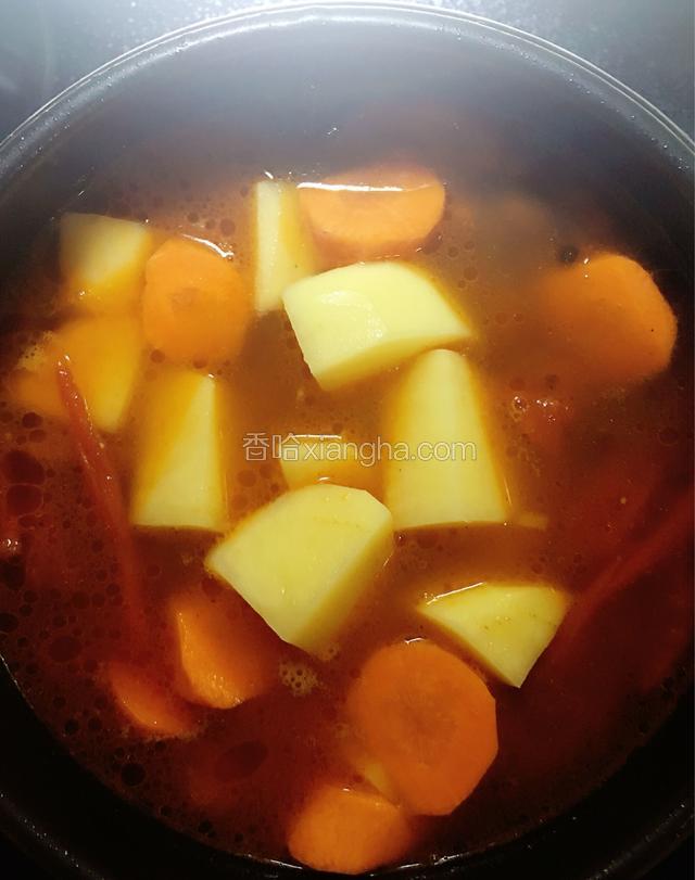 再加入土豆胡萝卜炖30分钟，美味无比的番茄土豆炖牛腩汤就好了，我用砂锅炖的，砂锅炖出来的更入味牛肉更酥烂