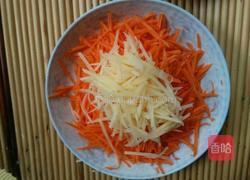 酸辣胡萝卜丝的做法图解1