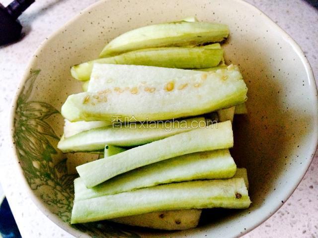 茄子去皮切成条，怕吸油可以选择泡在水里也可以提前蒸10分钟。