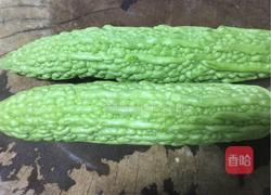 苦瓜炒猪肉的做法图解1