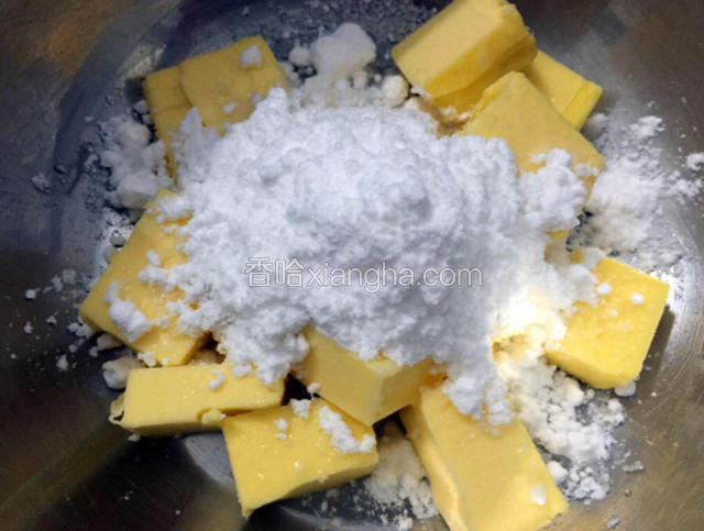 黄油软化后加入糖粉，打蛋器低速打发