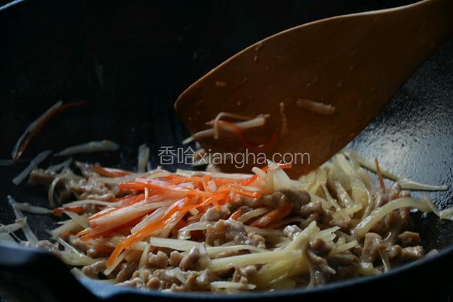 放入滑熟的肉丝翻炒均匀关火。