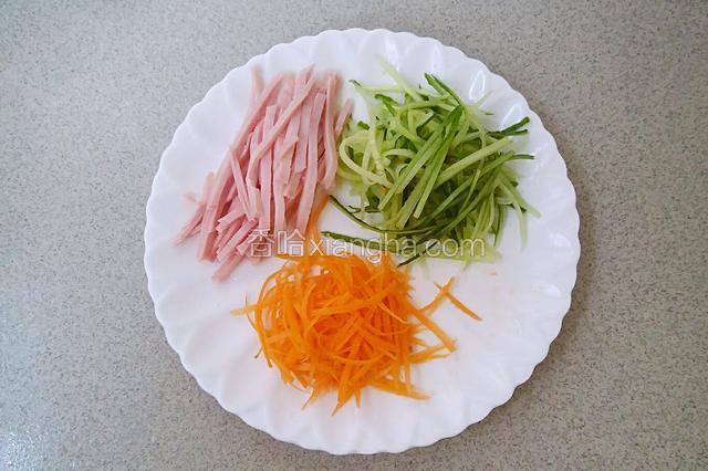 胡萝卜，黄瓜，火腿切成丝。