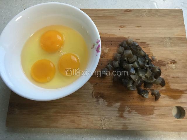 海参切碎，鸡蛋打入碗中，