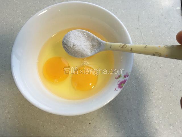 在鸡蛋中放入一小勺盐，
