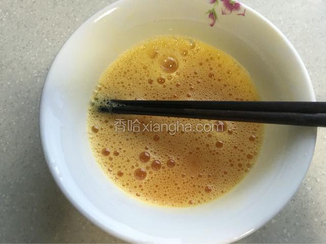 用筷子把鸡蛋打散，（一定要完全打透，花了3分钟左右）