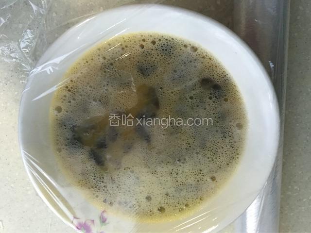 在碗上包上保鲜膜，防止水渗入形成气孔。