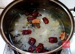 银耳红枣桂圆汤的做法图解3
