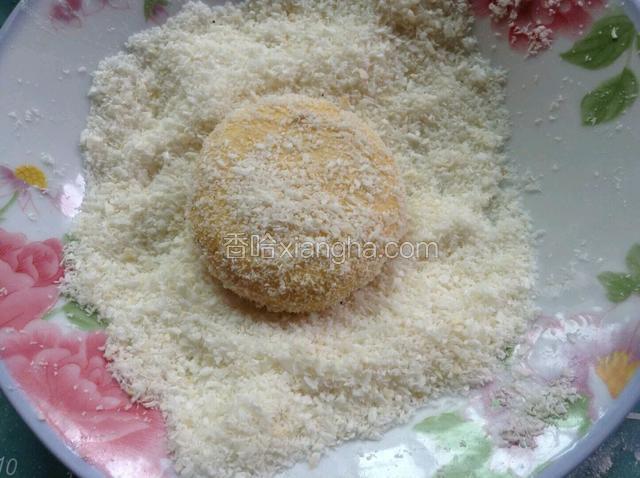 均匀沾上椰蓉粉。