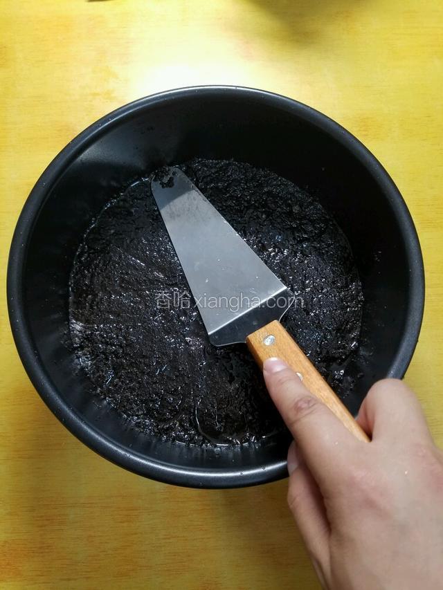 奥利奥碾压成粉状后平铺进8寸活底磨具里，加入融化了黄油搅拌，然后压平，放进冰箱冷藏半小时成型备用