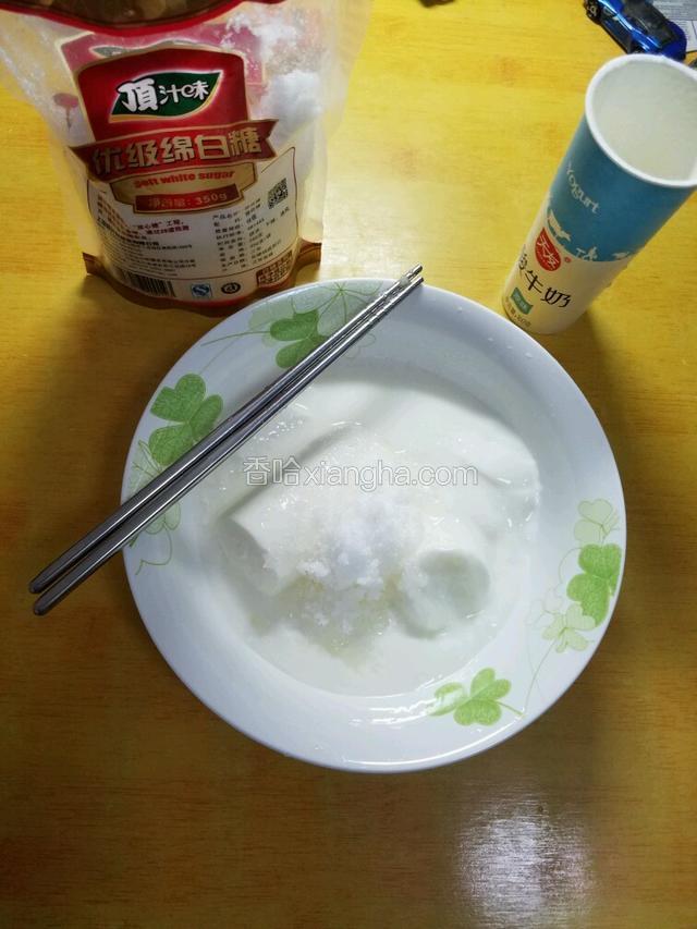 酸奶倒入碗中加入糖粉搅拌均匀