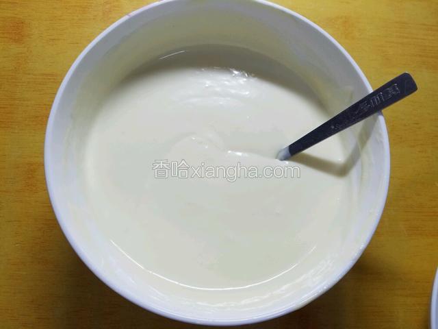 再把搅拌好的酸奶倒入打发好的奶油里，再次搅拌均匀