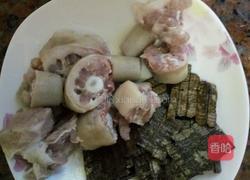 杜仲猪尾巴汤的做法图解1