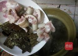 杜仲猪尾巴汤的做法图解2