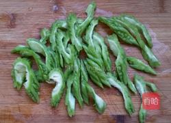 木耳炒苦瓜的做法图解1