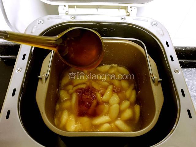 选择果酱程序，目测桃汁已渐渐渗出，放入麦芽糖继续搅拌。
