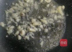 西兰花炒火腿肠的做法图解2