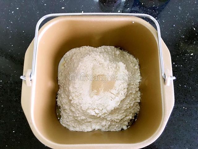 再倒入面粉，把酵母埋入面粉中。