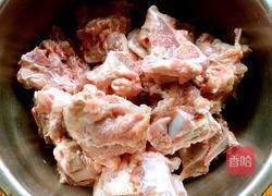 排骨炖酸菜的做法图解1