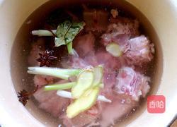 排骨炖酸菜的做法图解4