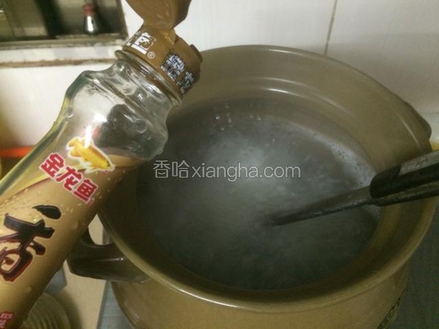 粥熬至汤白，倒入瑶柱，滴入少许香油，继续搅拌熬煮。